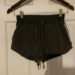 Lululemon Hotty Hot shorts 2.5 inches size 2